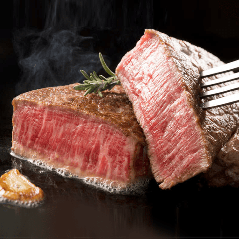 勝崎生鮮澳洲日本種和牛，大理石紋密佈，香氣四溢，多汁柔嫩的程度令人感受到真正的入口即化，使用黃金比例厚切切割，完美鎖住肉的鮮甜，入口香氣於味蕾迴旋打轉，綻放出無懈可擊的滋味，絕對是您品嚐頂極牛排時的頂