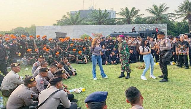  Irma Darmawangsa beri klarifikasi agar berita yang berkembang tidak melenceng Viral Fotonya Disawer Aparat, Ini Kata Irma Darmawangsa