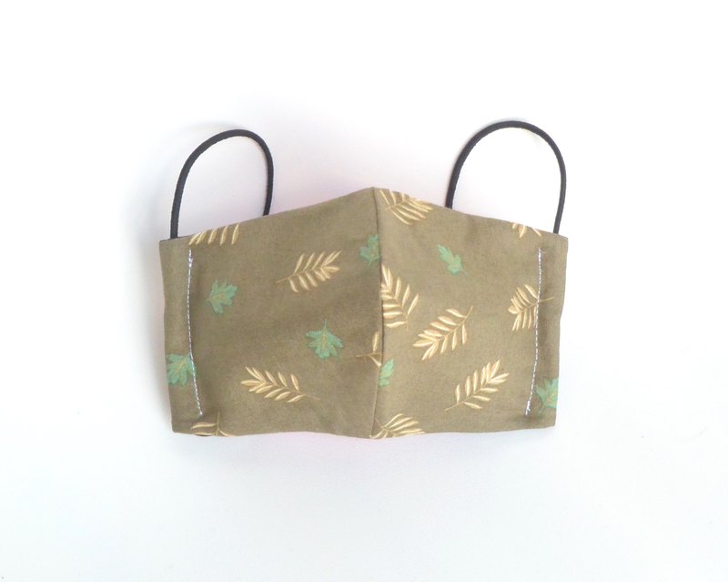 進口棉布手工製作的立體口罩，嘴唇與口罩之間有空隙，讓妳的口紅不掉色