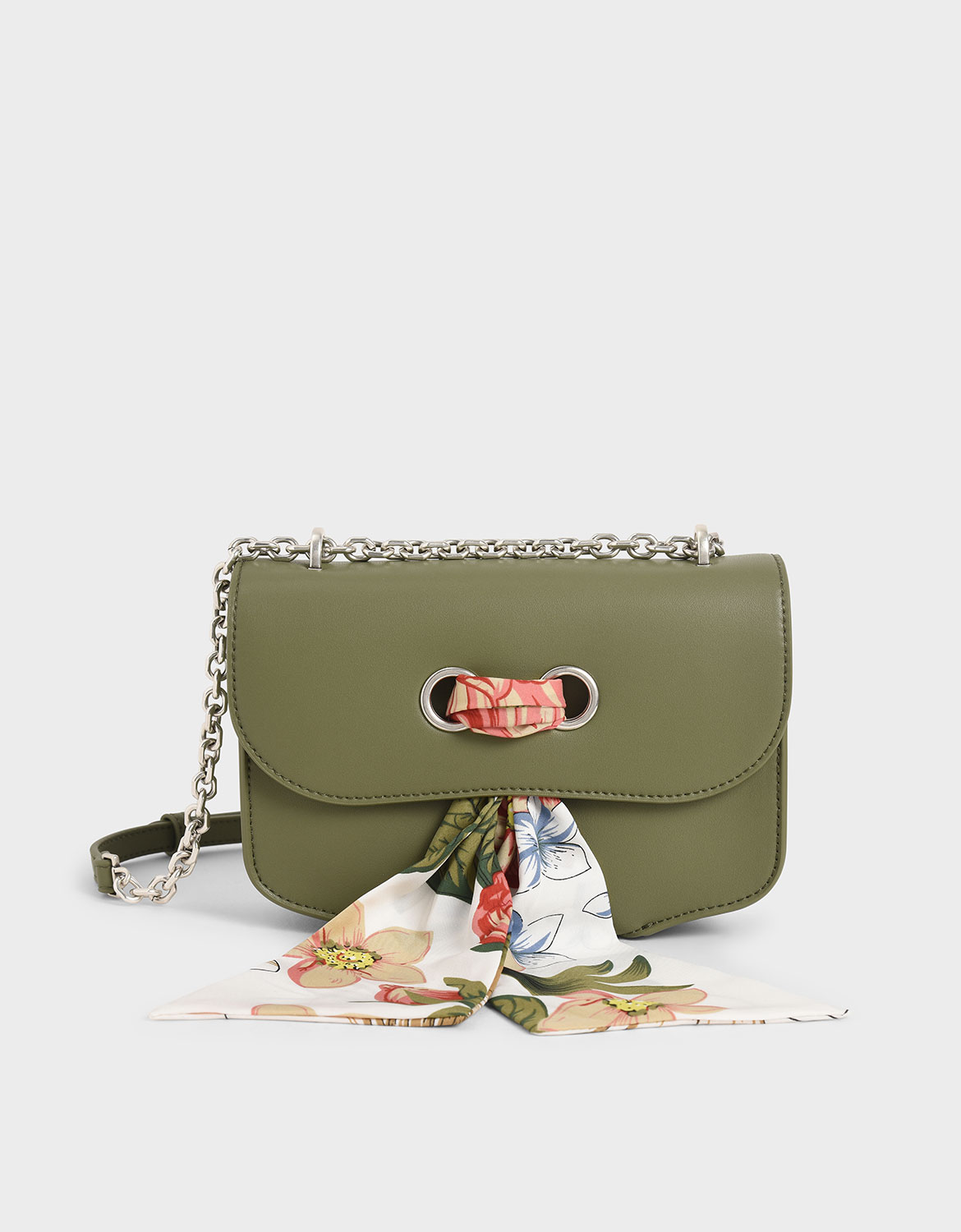 以微帶灰調的綠色展現冬季的時髦決心，大地系色調不但散發慵懶知性感也充滿氣質，絲巾的配置也能使開合包款時更加得心應手，可調節的肩背帶讓妳想展現短肩背、長肩背的個性或溫柔風格都不是難事。每款印花可能因剪裁