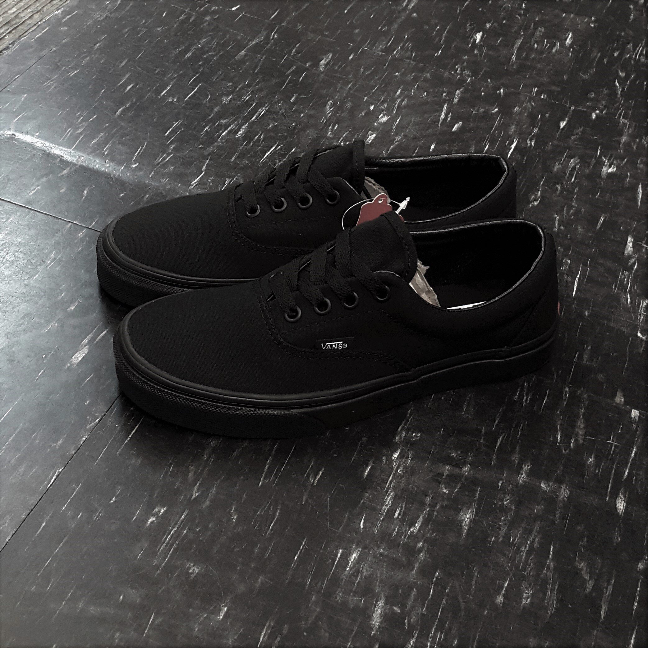 VANS ERA BLACK / BLACK 黑色 全黑 帆布 基本款 經典款 滑板鞋 VN000QFKBKA