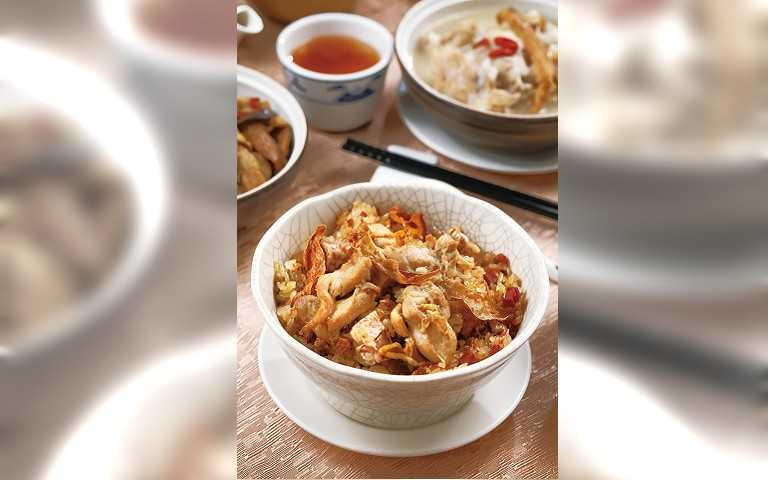 以傳統烹調方式烹煮的「麻油雞米糕」，古早味十足。 （原價168元，防疫價88元）（圖／于魯光攝）