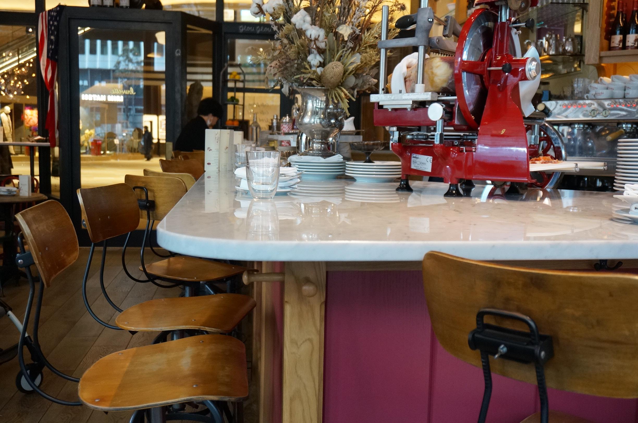 本場nyそのまま アンティークで囲まれたおしゃれカフェ Buvette Charmmy