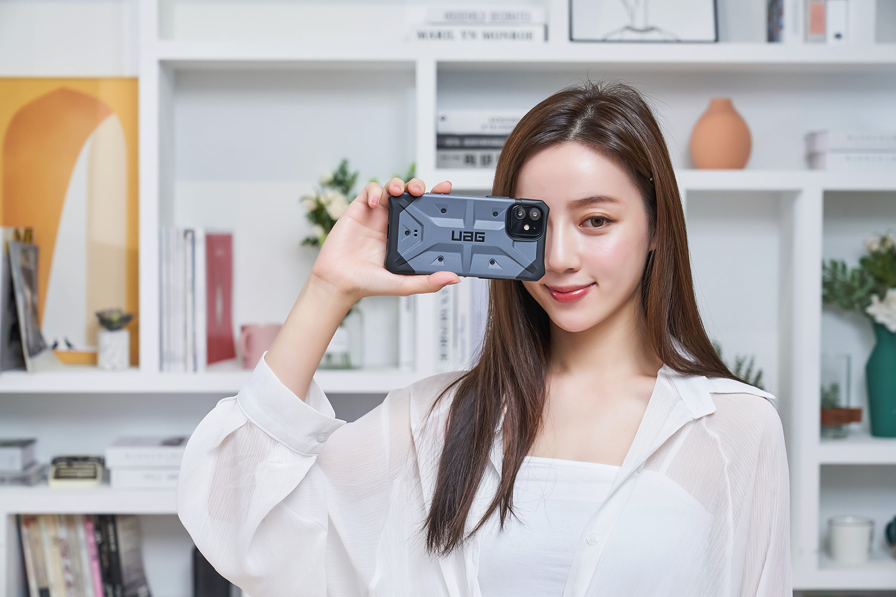 UAG 實色系列不只擁有與頂級系列類似的個性化設計，同樣全方位的防護效果也讓人十足安心。