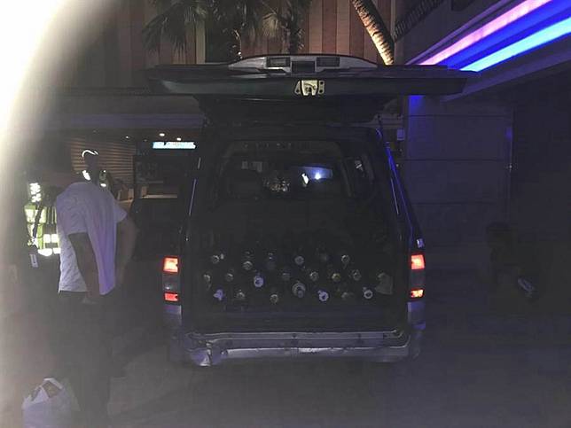 欠債遭逼酒店上班 警破案救人