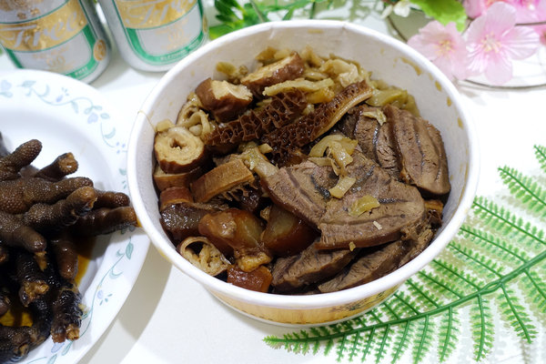 台北夜市滷味推薦-饒河街夜市撒旦牛滷味，饒河夜市好吃小吃，松山區銅板美食，饒河夜市加熱滷味，滷牛三寶、滷大腸好吃又入味 