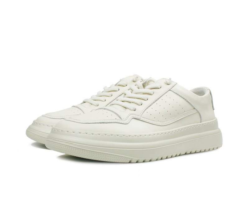 運動風格的混血運動鞋，展衍出時髦率性獨特風格，可搭配牛仔褲、短褲穿出流行不敗的樣貌。