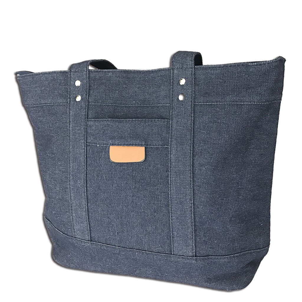 ◎2019年我們會有很多的活動優惠◎及折扣券發放◎希望您對我們點個關注◎在此再次謝謝您！經典的托特包造型這次使用耐磨的水洗牛仔布手感非常好之外口袋也特別多正面有1個快取袋背面有1個拉鍊暗袋主袋內隔層分