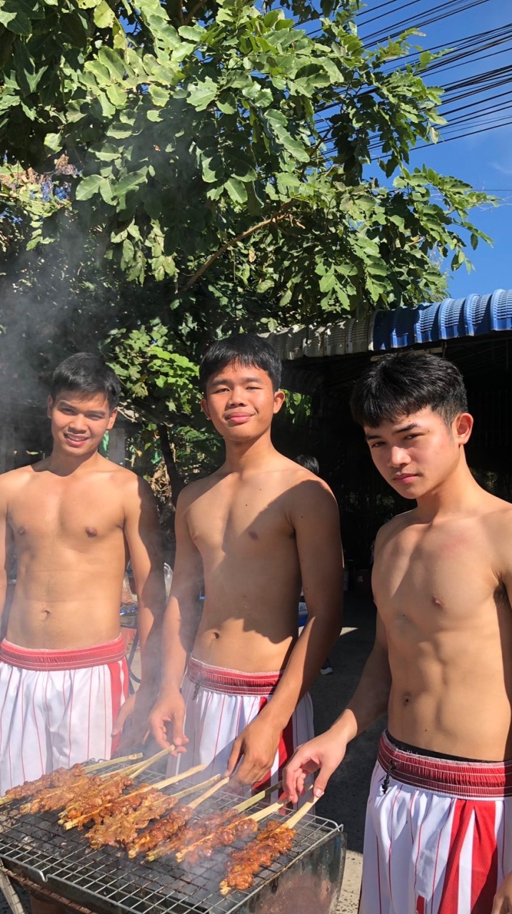 ร้านไก่ย่างถอดเสื้อ