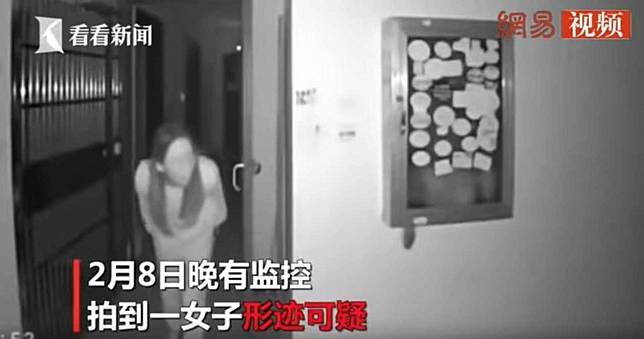 彎腰探頭…長髮妹疑「朝門把吐口水」　同社區30多人確診武漢肺炎