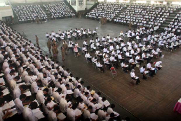 Ribuan peserta ujian calon pengawai negeri sipil sedang mengerjakan soal ujian di GOR Pancasila, Surabaya (11/11). Sebanyak 70 calon pegawai negeri sipil, akan ditempatkan di Departemen Hukum dan HAM wilayah Jawa Timur . TEMPO/Fully Syafi