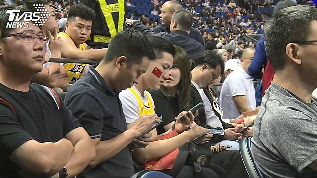 NBA上海賽現場依舊爆滿。 圖／TVBS