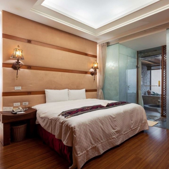 商品說明：1. 本券可週日 至 週五聆泉湯房住宿一晚(含服務費) ；假日使用需加1600元(農曆春節期間除外) 2. 含2客早餐+迎賓水果4. 住房時間：下午4:00；退房時間：上午11：005. 加