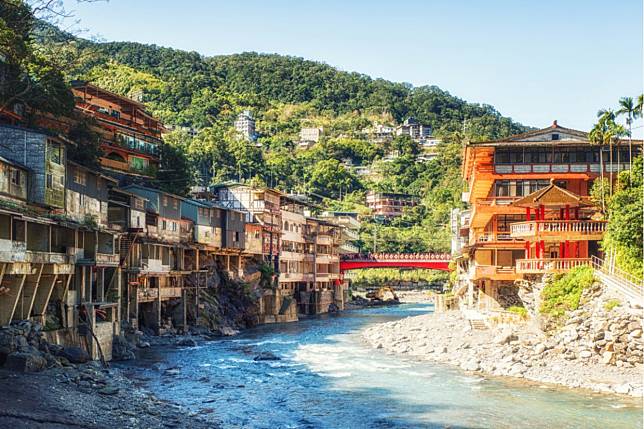 ▲到烏來不只可以泡湯，也能到烏來老街品嚐美食。（圖／Shutterstock）