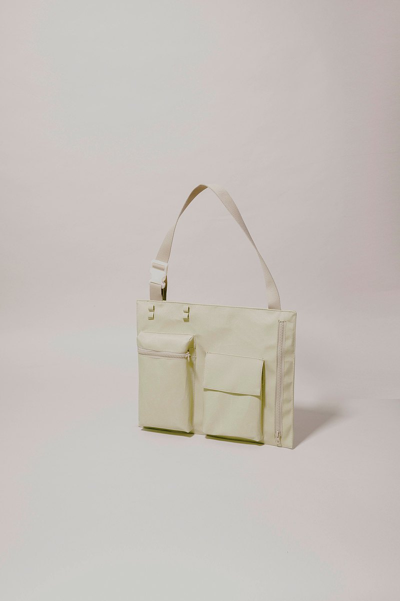 Ölend 希望帶給大家的是高質感、耐用且耐看而且價格實惠的後背包。每一個包包都由設計師們親手製作而成 (Made in Spain)，所有的素材（帆布、皮革）皆取材於西班牙。