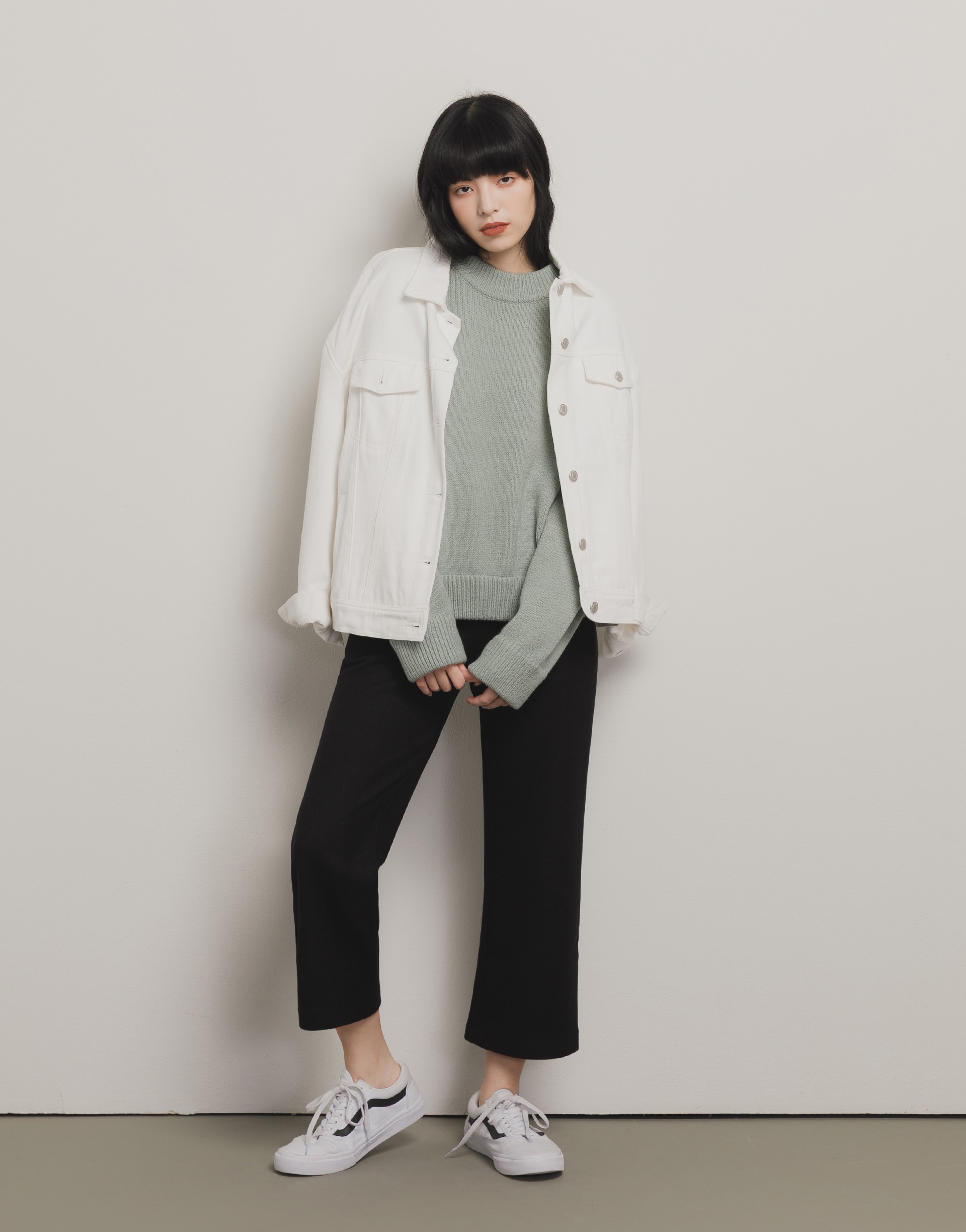 彈性：微彈 高質感不刺膚毛呢面料、側口袋、簡約勾釦