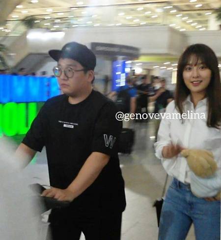 Tiba di Bali, Kim Ji Won Senyum Manis Saat Disapa Fans