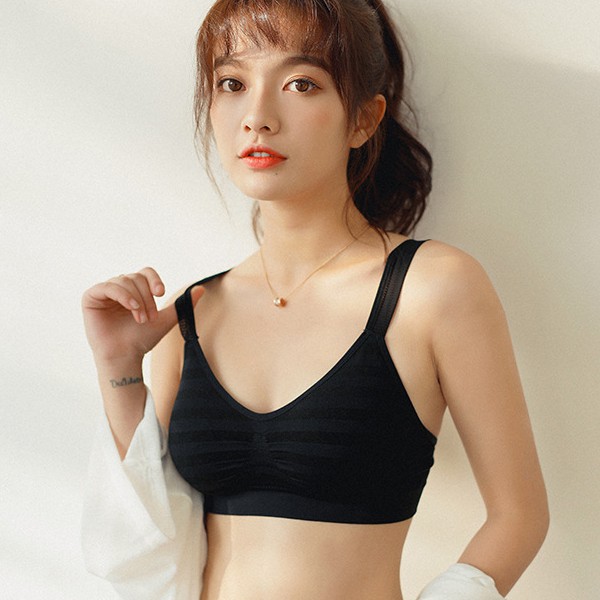 歡迎光臨 SneakPeek 無鋼圈罩杯設計無束縛 無縫針織織法舒適好穿 胸前條紋紋路設計 材質說明：尼龍 94% 彈性纖維 6％ 【商品特色】 注意事項: §商品圖顏色因電腦螢幕不同,顯示會有些微色