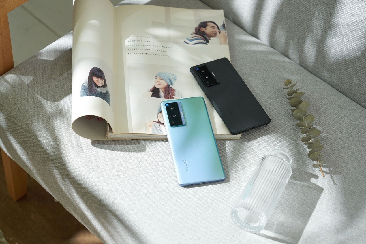 X70 系列是台灣首款搭載聯發科天璣 1200 處理器的機種，經實測，效能表現令人滿意，使用時也不會有機身發熱而影響效能的狀況，能耗的控制也算出色，加上支援 44W 快充，可滿足重度使用者的需求。