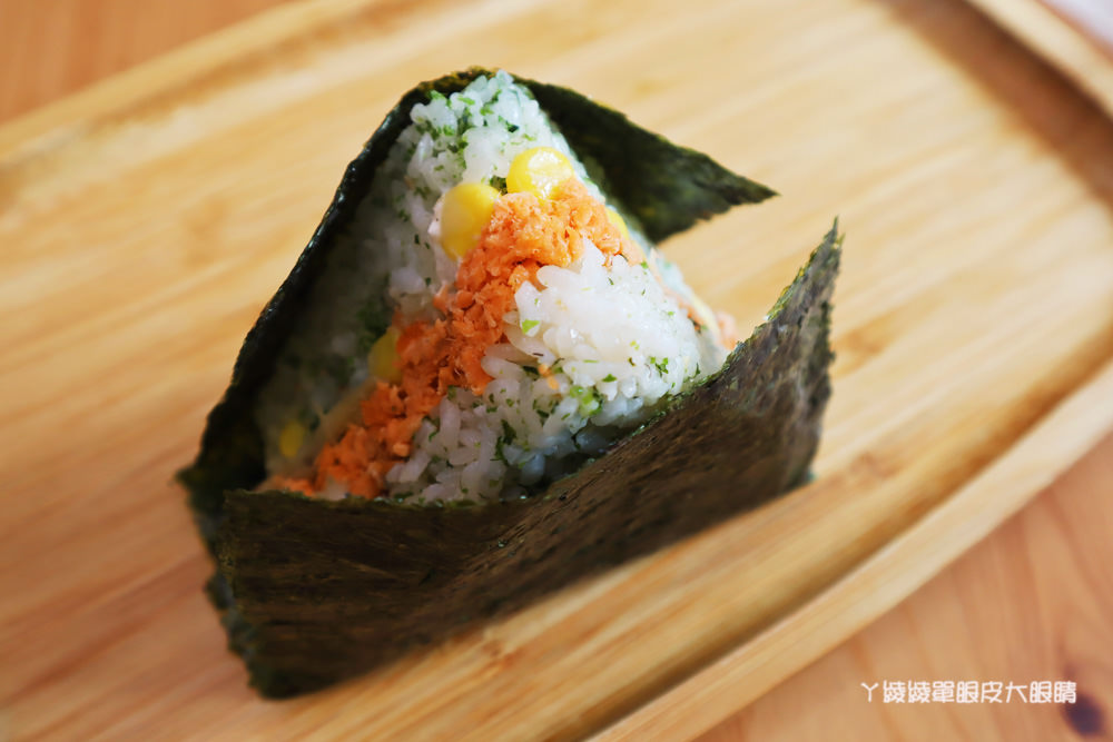 新竹竹北早餐推薦必吃！米八手作飯糰，比超商御飯糰還要大兩倍的巨無霸三角飯糰