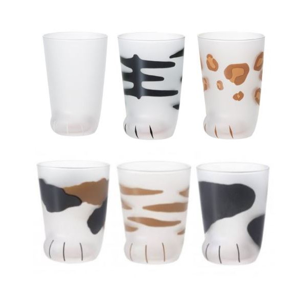 日本百年玻璃品牌，全系列49折起，看更多請點 #WUZ_ADERIA- 日本玻璃大廠石塚硝子設計製造 - 可愛貓足造型，杯底更有大大肉球圖案 - 玻璃杯身結合磨砂工藝 - 熱切式微捲杯口，飲用更加貼合口感貓咪軟綿綿的小手足，Q呼呼的小肉球，以貓足為主題設計的玻璃杯，表層細膩的磨砂工藝更能感受貓咪的蓬鬆感與花紋。 熱切式微捲杯口，防撞耐衝擊，飲用吻合口感還更加安全！ 可愛、趣味、實用，加上精美的包裝，送禮自用都超適合！ ＃倒入咖啡牛奶又更像貓手了啦 ＃喝光飲料的瞬間就會看到杯底的肉球_驚喜滿分-容量：300ml 尺寸：杯口直徑7.5cm、高11cm 材質：玻璃 產地：日本