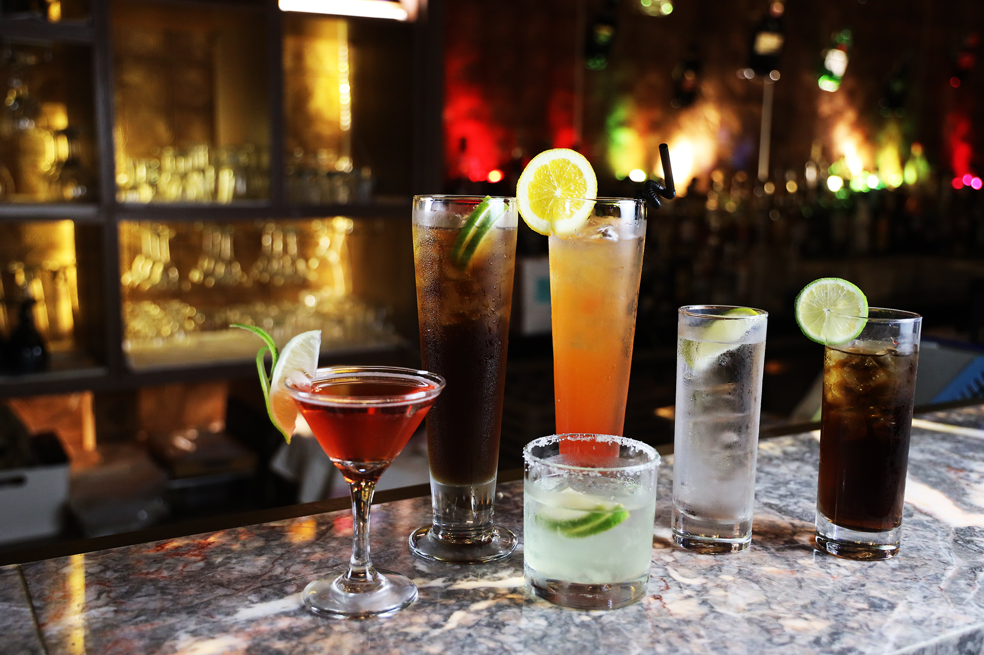 金典酒店酒吧大廳從即日起也推出調酒買一送一，包括：伏特加萊姆、龍舌蘭日出、琴湯尼、自由古巴、柯夢波丹、長島冰茶…盡享醉人飲品。(圖片提供/金典酒店)