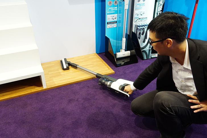 吸頭的轉折角度相當大，甚至可以貼平地面。