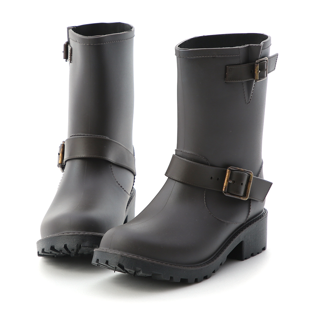 下雨天也能擁有好心情 趕緊入手一雙時尚雨靴就對了! PVC防水橡膠材質雨天不怕水 一體成型的結構完美打造鞋身 低調的霧面鞋面讓整體質感大提升 防滑耐磨橡膠鞋底，有效降低打滑危機 絕對是鞋櫃內不能缺少的