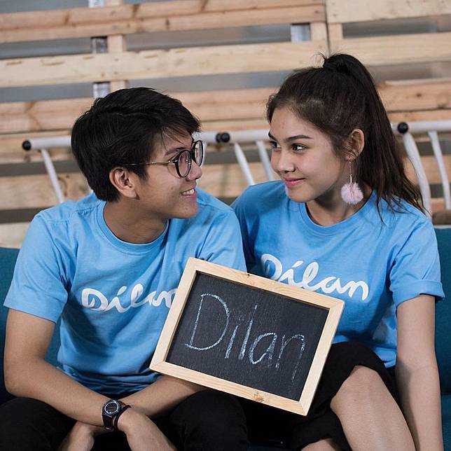 10 Pesona Iqbaal Ramadhan di Film Dilan 1990 Bikin Cewek 