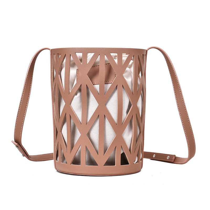 簍空竹籃包 黑/米/奶茶 3色 材質：PU皮質 尺寸：上寬25 下寬17 高24 厚17 肩帶長度120 (CM) 重量：0.44 (KG) 規格：包體可分開，肩帶可調整長度 可以分開兩個包使用喔! 