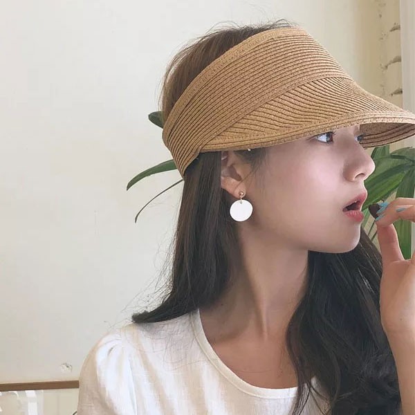 空頂帽檐寬帶草帽 黑/米/咖/卡 4色頭圍56-58cm尾部有魔鬼氈可調整頭圍帽子可捲起來收納在包包卡比較緊不易吹飛運動、騎單車、出國度假、海邊等都超適合而且非常好搭衣服穿洋裝或褲裝都很ok#下單即表