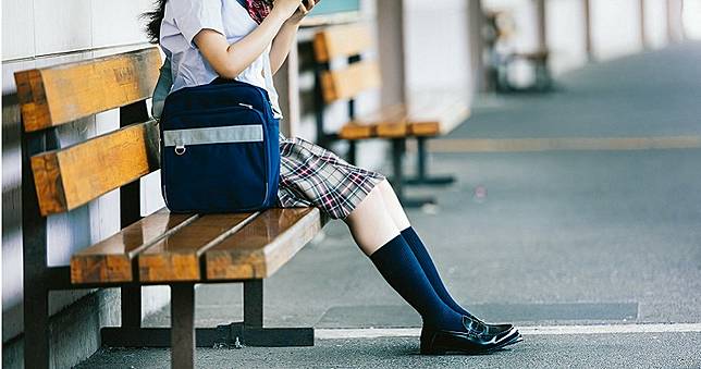 國中妹一人逛合作社！男員工問：可以嗎　下秒「掀衣狂吸」4次