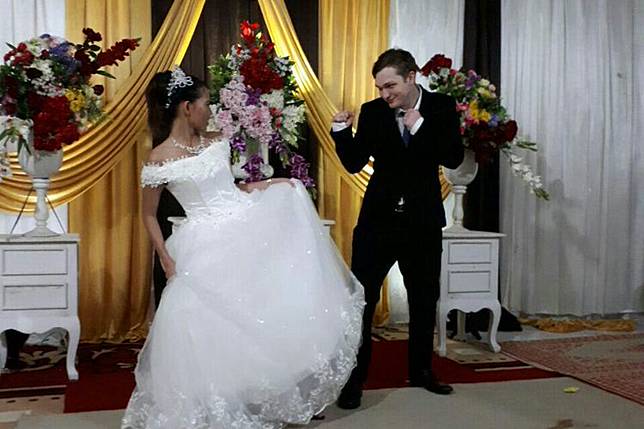 Pasangan Ezra, warga Selandia Baru, dan Rini resmi menjadi suami istri setelah melakukan akad nikah di Dusun Klepu, Desa Ngambarsari, Kecamatan Karangtengah, Kabupaten Wonogiri, Jawa Tengah, Jumat (26/1/2018).(KOMPAS.com/Fitri Hanany )