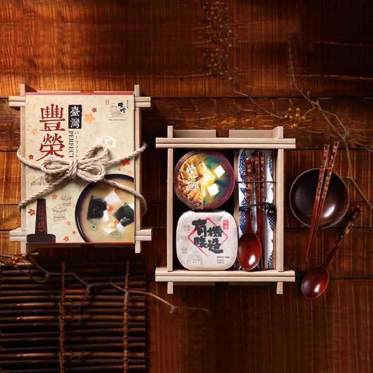 還有味榮七十年三代的釀造精神，堅持在地傳承、葫蘆墩人文--------------------------------------------漆木藝職人 蔡振豐 大師蘊含中國傳統漆藝工藝精神，結合在地