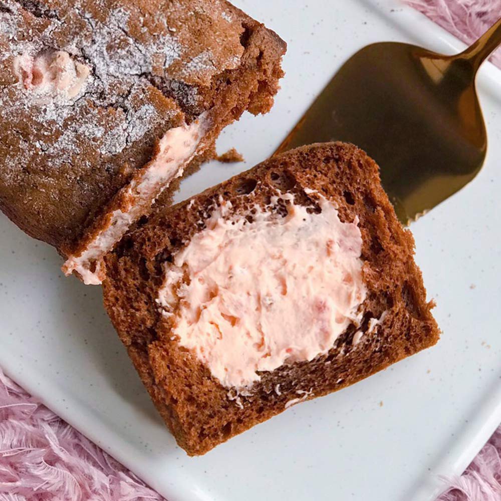 席捲日本的少女系蛋糕來了「草莓可可空氣磅蛋糕」甜美New上市！法國進口巧克力融合空氣感質地的柔軟蛋糕草莓果香的日本奶霜，恣意舒展如蜻蜓點水般，咀嚼著自然的香甜。////////////////////