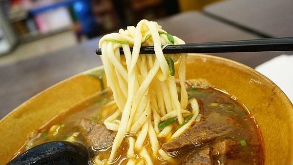 【台北美食】劉家牛肉麵-大馬路上超平價100元的美味牛肉麵店
