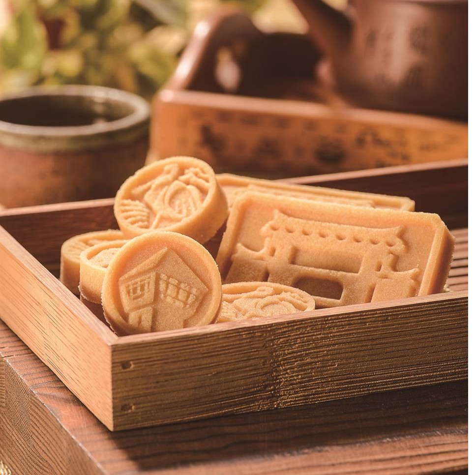 砂糖、奶粉、乳糖、可可脂、大豆卵磷脂、乳化劑(脂肪酸甘油酯、脂肪酸蔗糖酯)、香蘭素、奶油香料(香料、丙二醇))、糙米、非基因改造玉米、蛋黃粉、醬油粉(大豆、小麥、鹽、糖)、麥芽糊精、非基因改造大豆蛋白