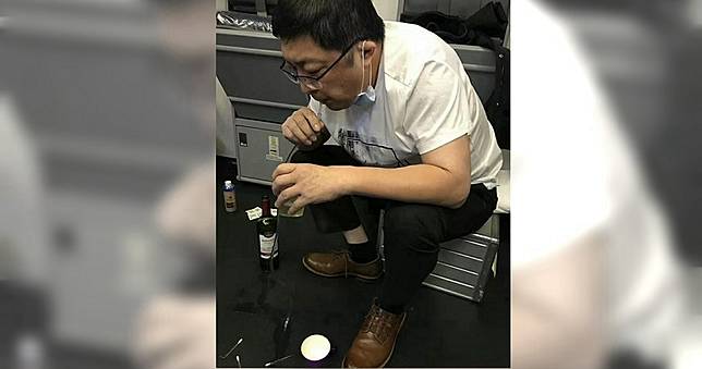 老人搭機尿不出膀胱快爆裂　暖醫「用嘴吸尿」40分鐘急救