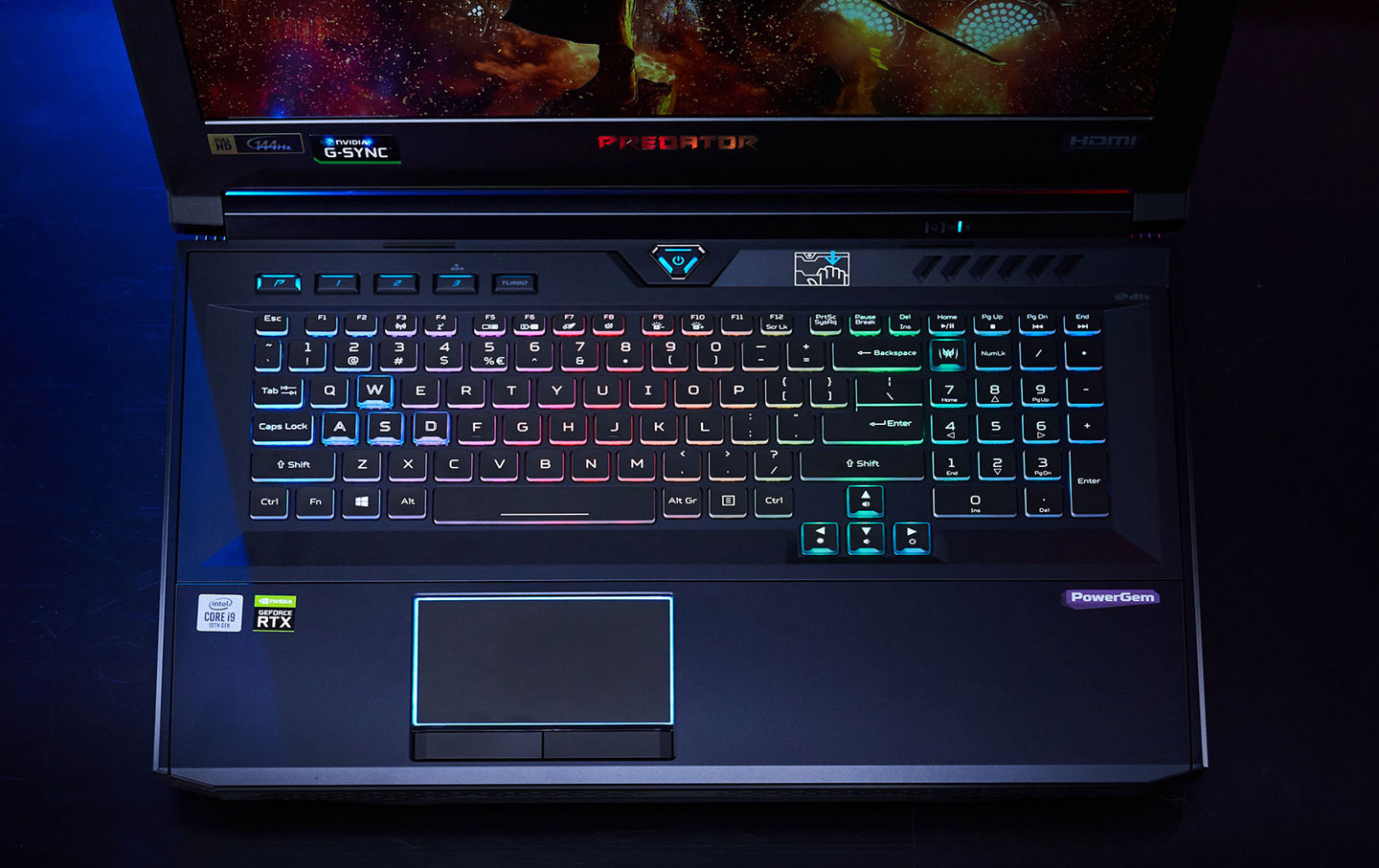 機身 C 面配置全尺寸鍵盤並支援每鍵 RGB 色光自訂，最上方也規劃了一整排客製功能鍵。