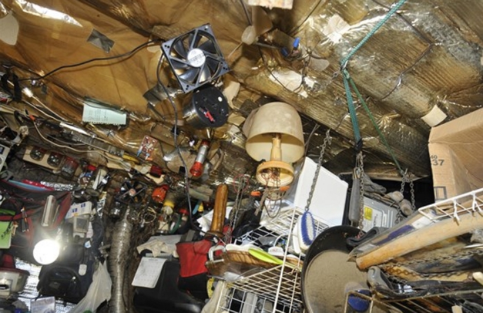 美國一名逃犯在山中自建「地堡」住了3年，還用太陽能及自製發電機給電視和燈供電