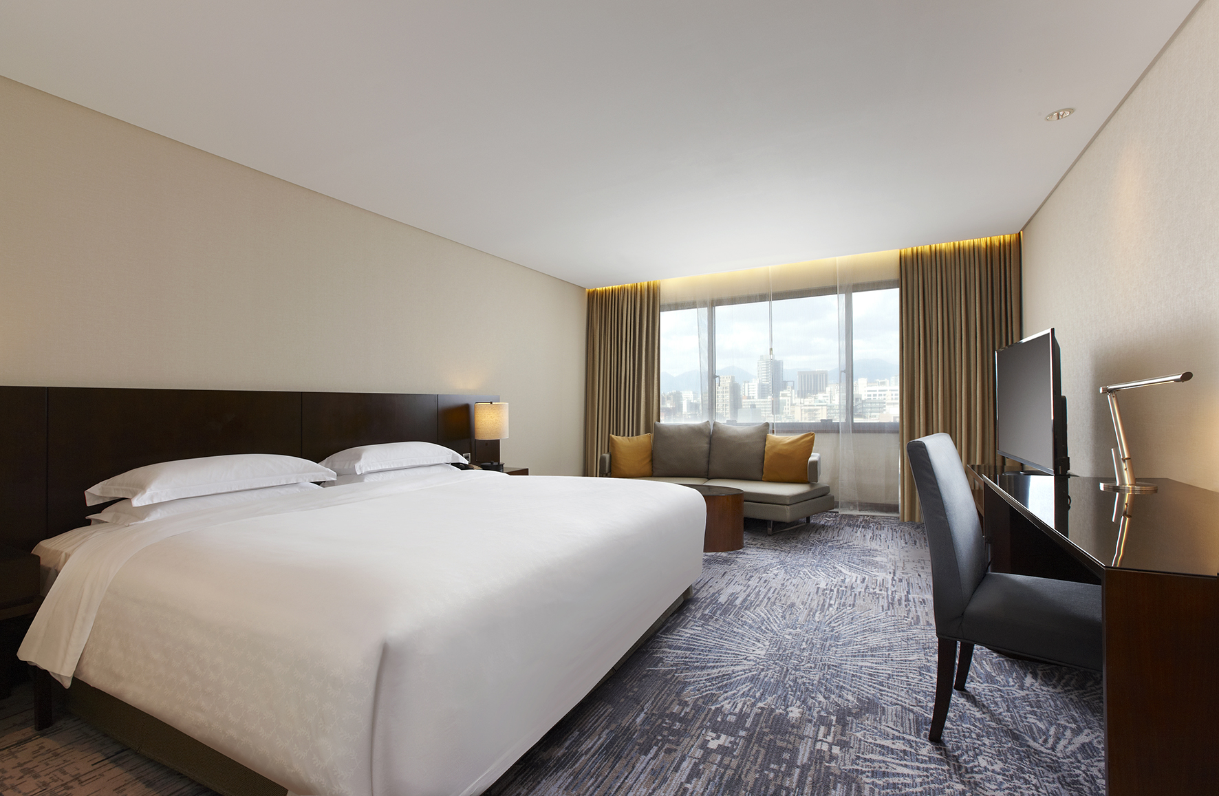 掃樂事洋芋片外包裝QRcode訂房，憑截角入住享3折優惠。圖為台北喜來登「天天有樂事」首席客房形象照。(圖片提供/台北喜來登)