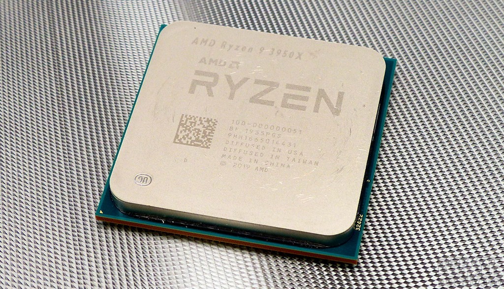 ▲ AMD 於 AM4 封裝腳位透過 chiplet 設計塞入 2 個 CCD 晶粒，核心數量全開即為十六核心 32 執行緒的 Ryzen 9 3950X。