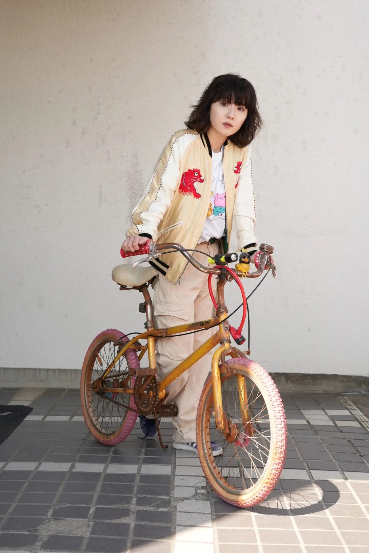 松岡茉優がスカジャン刑事役で出演！「どんな化学反応が起きるのか