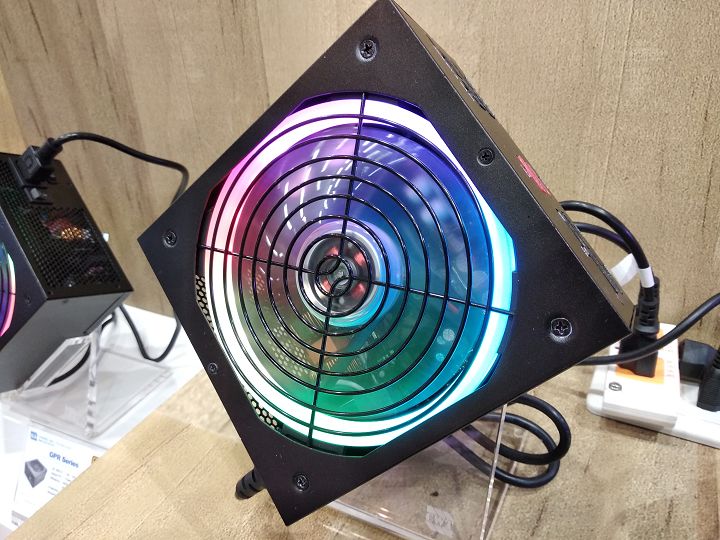 Computex 不能沒有 RGB！從鍵盤、機殼、主機板到風扇都要閃亮，一次看完展場中炫麗的「光害」產品
