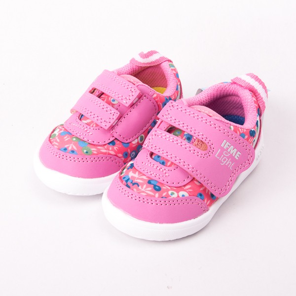 #IFME #現貨 #IFME學步鞋對成長階段的小朋友來說，腳的負擔來自鞋子的重量，這點很容易被忽略。然而輕量扮演了童鞋重要的功能角色。IFME為了減輕小腳ㄚ的負擔，研究大底與鞋面的材質，除了維持一貫