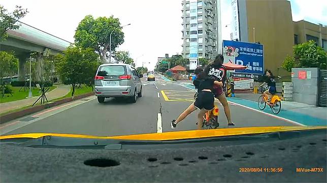 母湯 3小女生ubike雙載嬉鬧騎車險遭撞 民視新聞網 Line Today