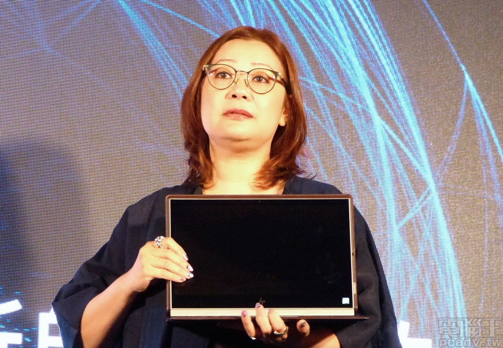 HP 個人系統事業群產品發展中心副總裁陳巧鳳以自家產品 Spectre Folio 作為例子，在機身 70％ 均為電池的長續航力原則之下，與 Intel 合作成功縮減主機板面積