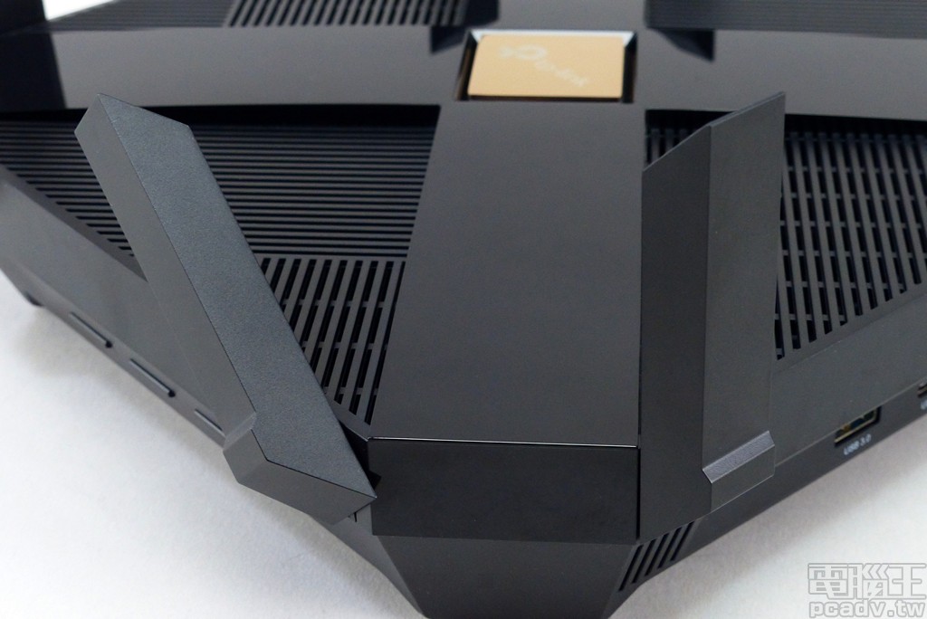 ▲ 機身周圍的天線僅能旋轉 90 度升起。