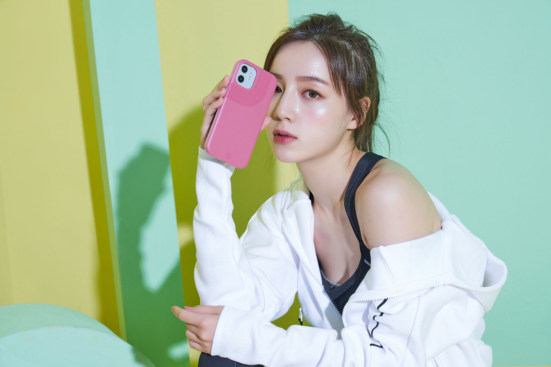 專為女性用戶量身打造的「U」以子品牌的姿態俏麗登場，產品核心理念除了同樣強悍的防護力，更主打迎合女性用戶的柔性美學。