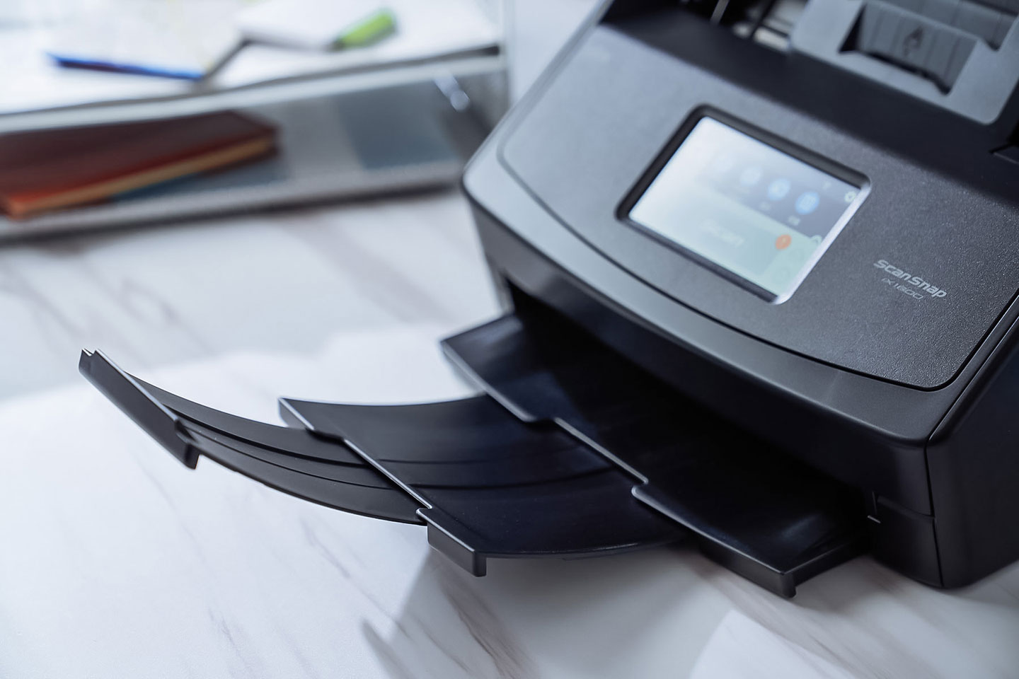 機身前側下方的出紙口也有可伸縮的饋紙架。